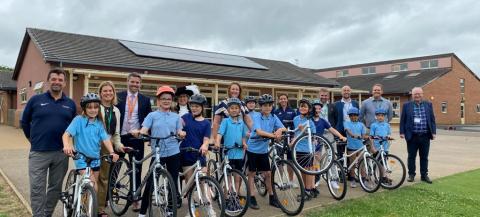 一组儿童骑单车在学校游乐场