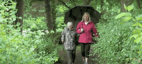 96岁的Macie享受与另一名女性一起在林中漫步